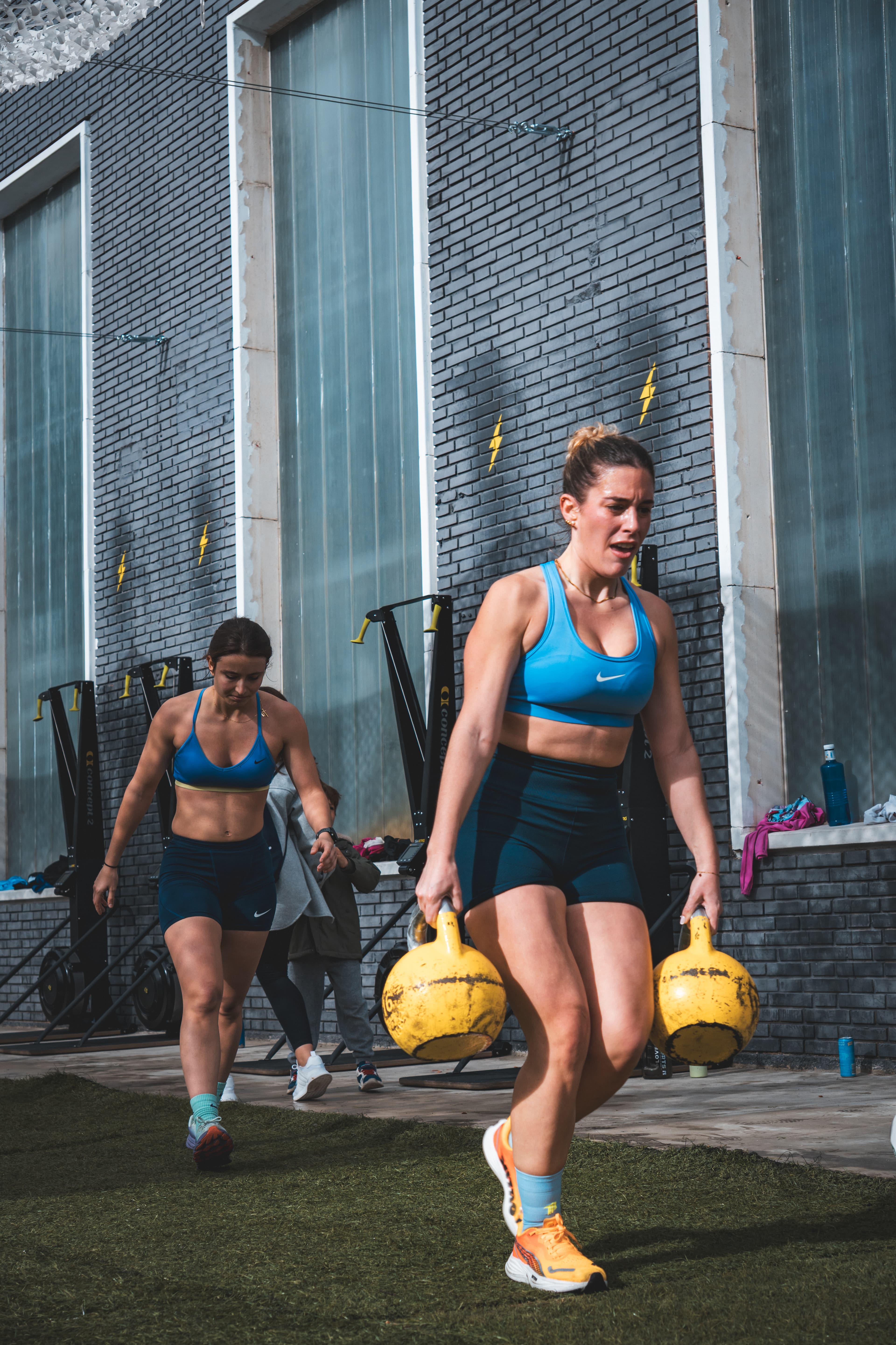 personas haciendo remo